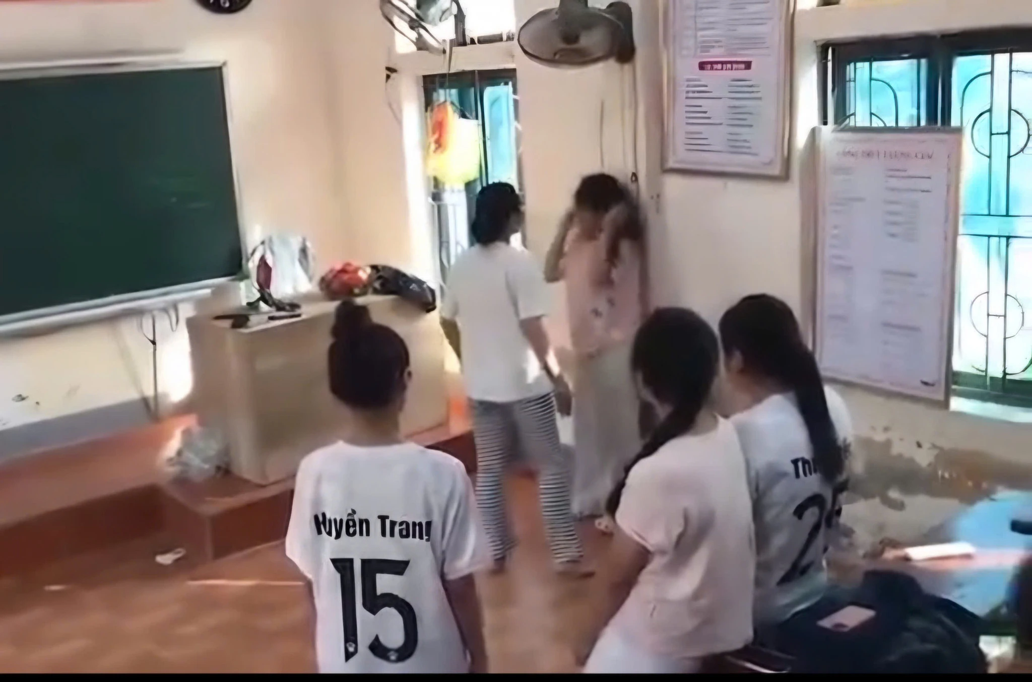 Nữ sinh lớp 10 bị nhóm bạn đánh trong lớp: Trách nhiệm không dừng ở người ra tay