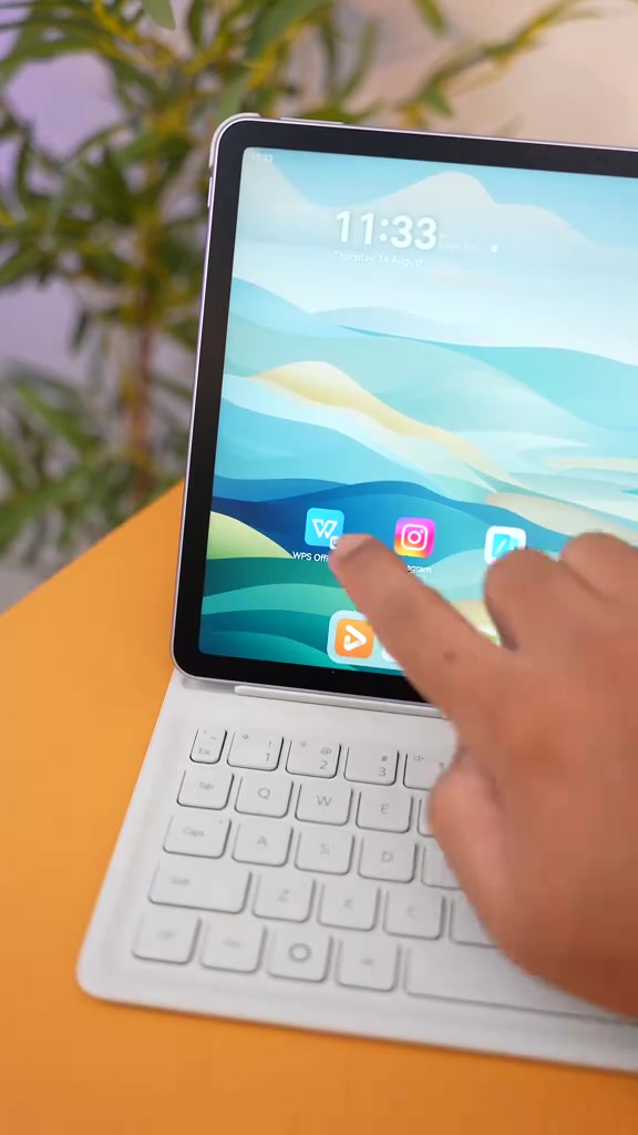 Paparan utama MatePad 11.5 dengan ikon WPS Office dan keyboard fizikal.