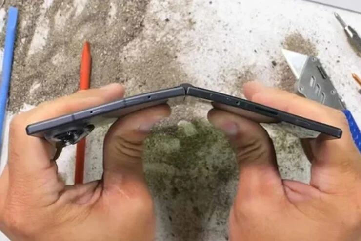 iPhone Duo vs Galaxy Z Fold8: Bản lề lộ điểm yếu