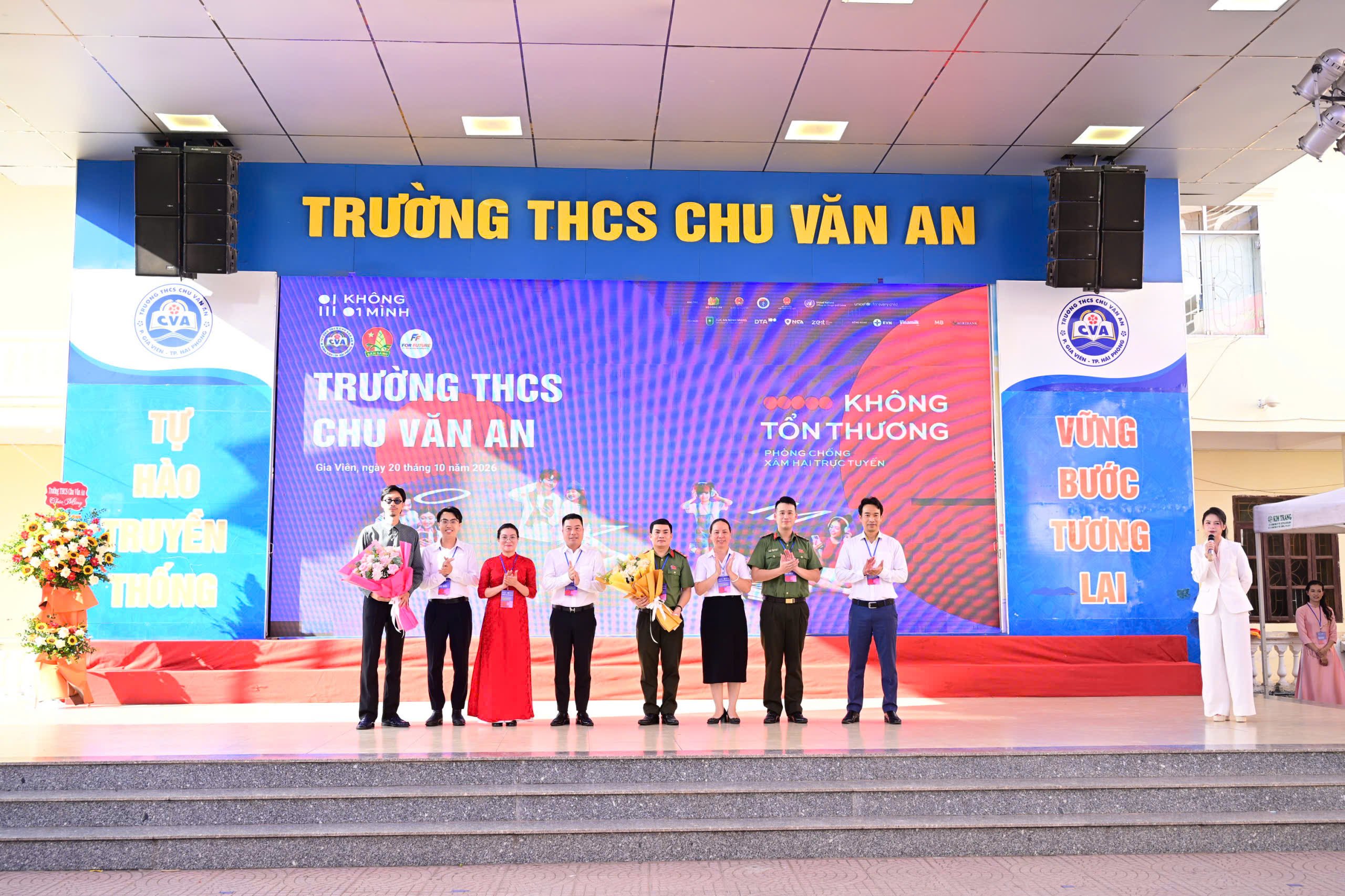 Chiến dịch “Không một mình”: Nhà trường và gia đình cùng bảo vệ trẻ trên mạng