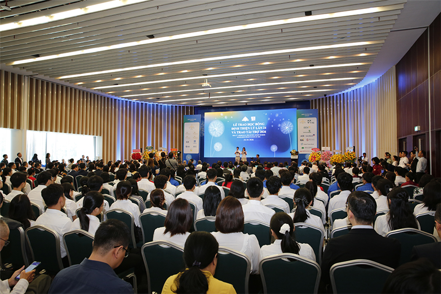 Hai quỹ học bổng lớn tiếp sức cho học sinh vượt khó