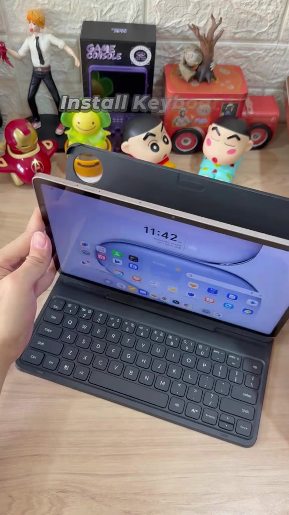 Tablet HONOR dengan antara muka utama dipasang pada keyboard Bluetooth