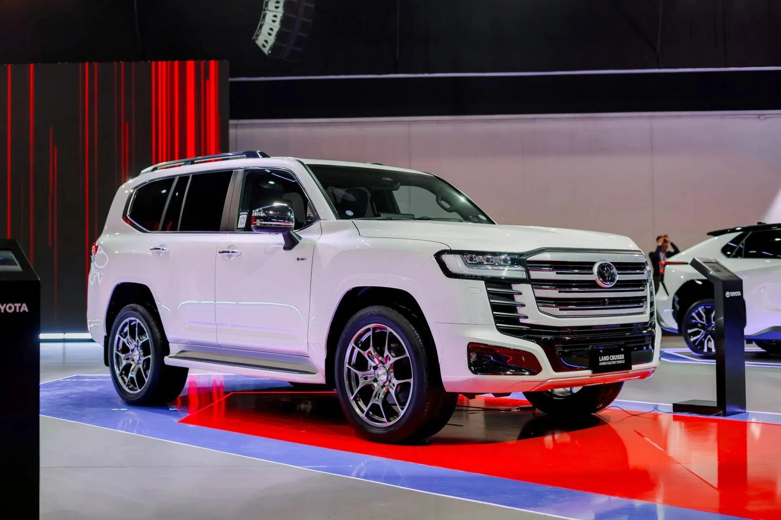 Toyota triệu hồi khẩn cấp Land Cruiser Hybrid vì nguy cơ rò rỉ xăng