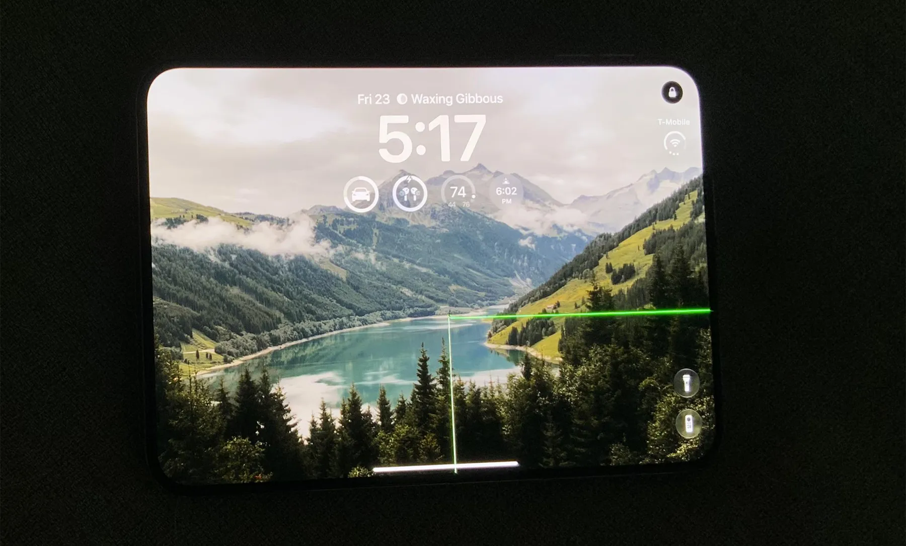 iPhone Duo nứt màn hình: Lỗi bản lề hay điểm yếu thiết kế?