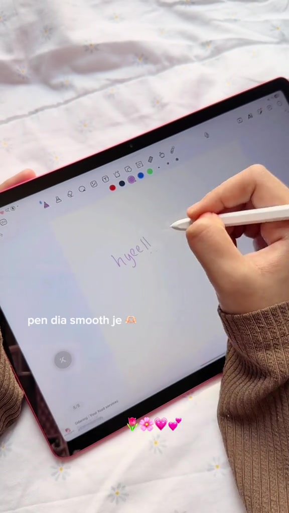 Skrin tablet sedang digunakan untuk menulis nota dengan stylus, tanpa wajah kelihatan