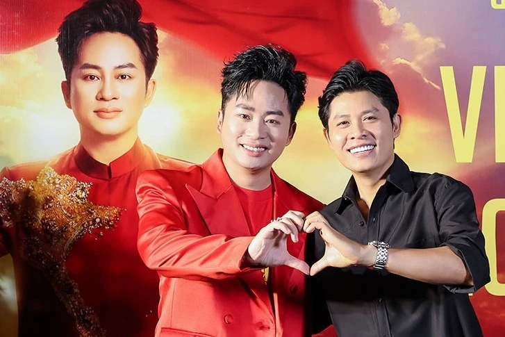 Tùng Dương mời Nguyễn Văn Chung “múa hát” tại concert kỷ niệm 25 năm