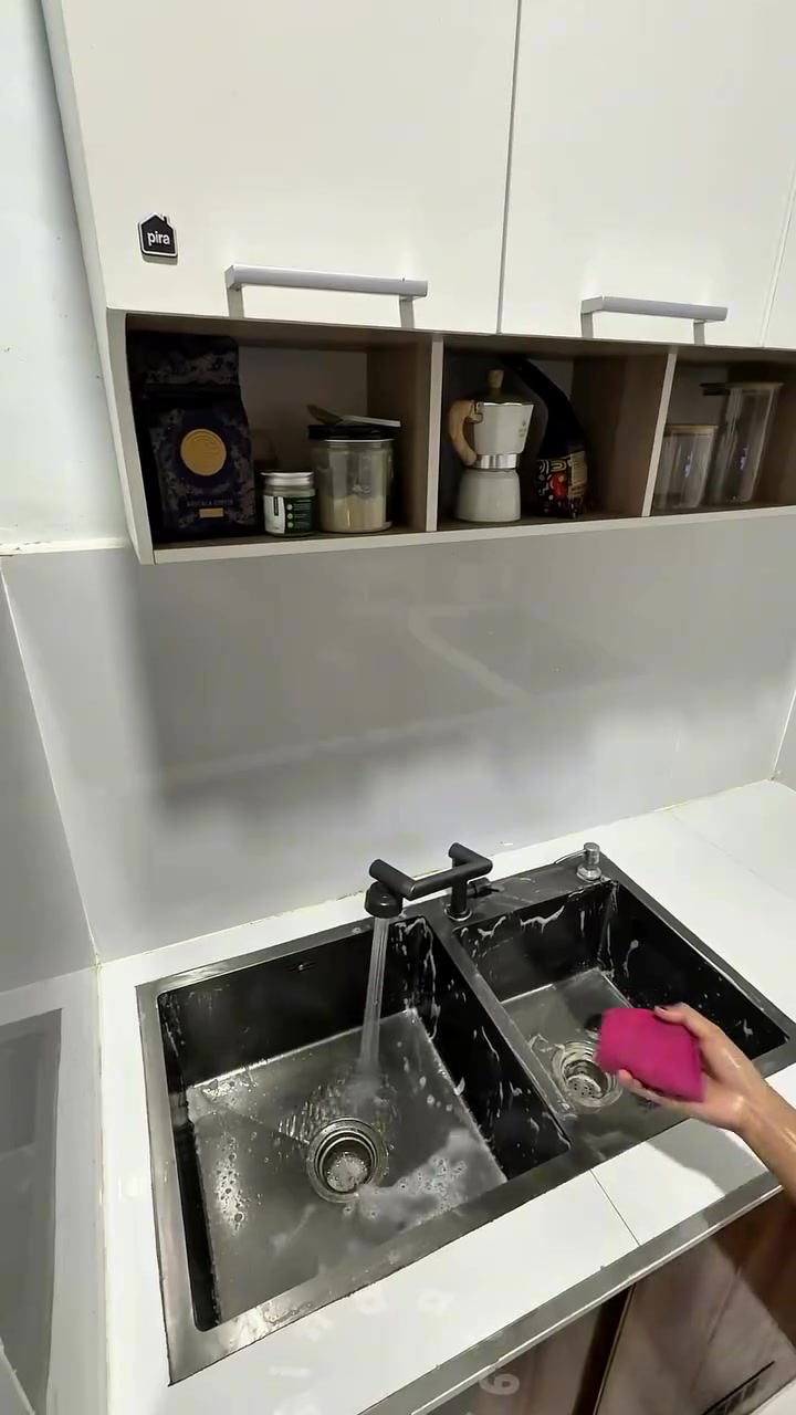 Singki dapur dua ruang dengan tangan membilas permukaannya menggunakan span