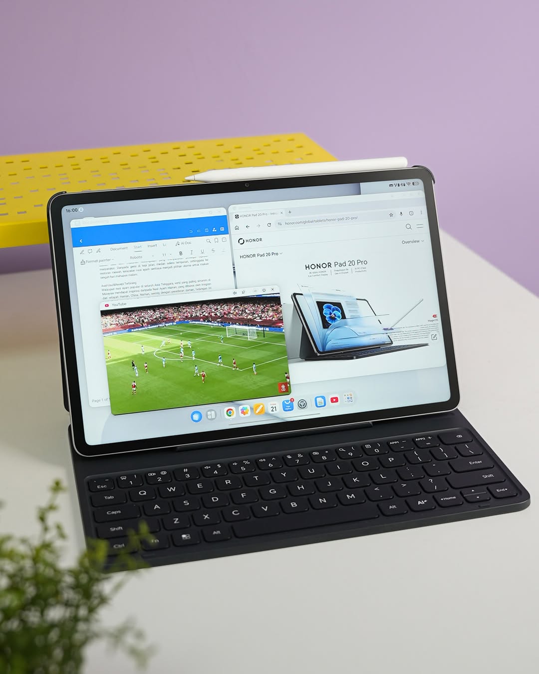 Tablet HONOR dengan papan kekunci memaparkan beberapa tetingkap aplikasi dalam mod PC.