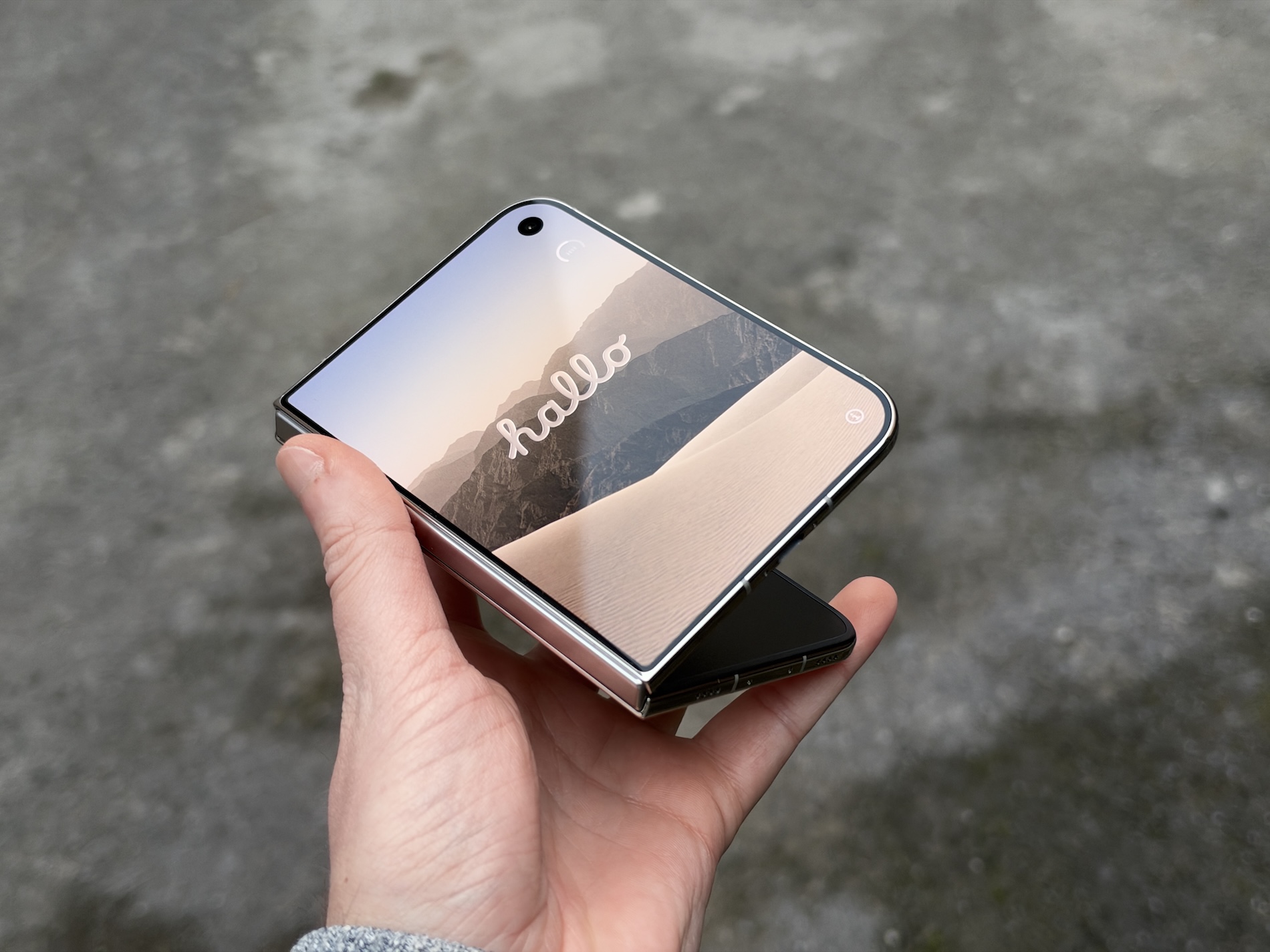 Samsung dùng Galaxy Z Fold8 châm chọc thiết kế iPhone gập