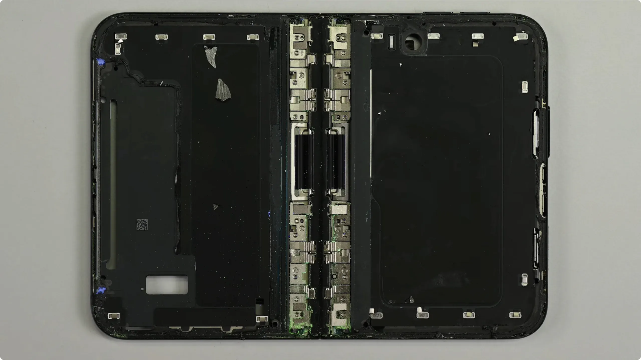 iFixit phát hiện điểm yếu quanh bản lề, iPhone Duo có nguy cơ nứt màn hình
