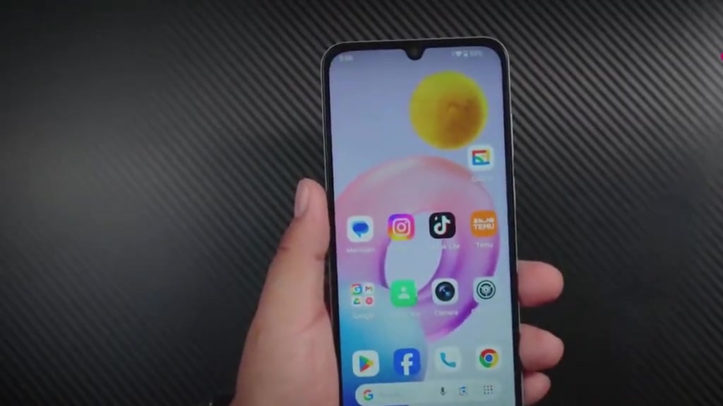 Skrin utama HONOR Play20C memaparkan ikon aplikasi ketika telefon dipegang.