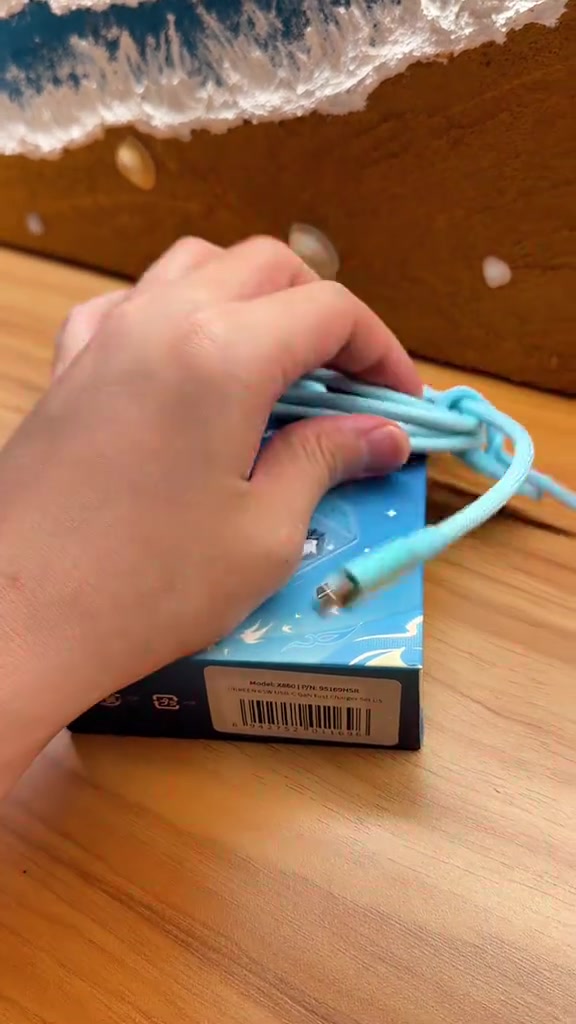 Kabel USB-C cyan di atas kotak charger UGREEN Honkai Star Rail