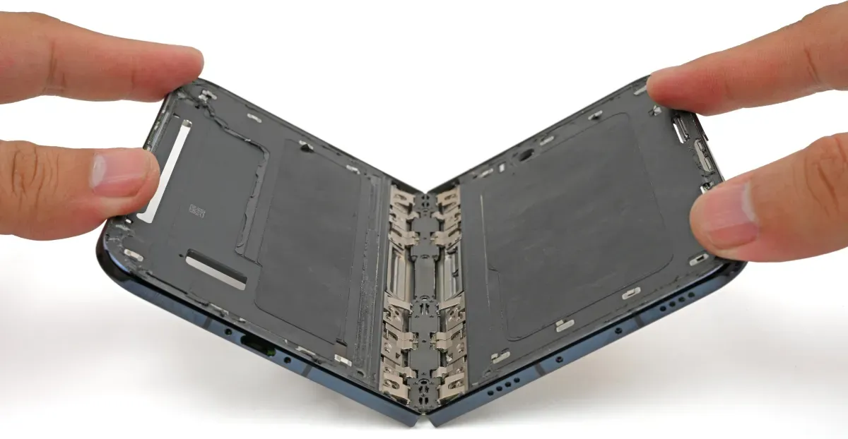 Bản lề có thể là điểm yếu khiến màn hình iPhone Duo nứt