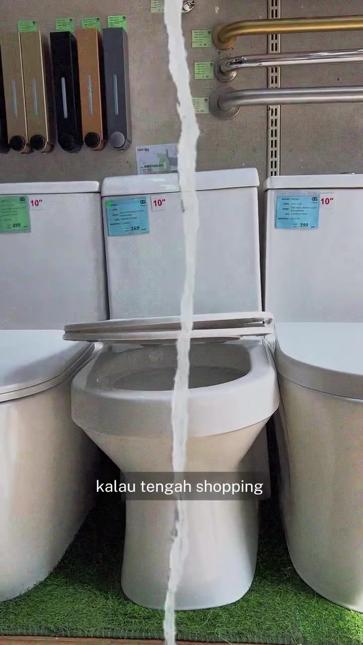 Deretan mangkuk tandas dipamerkan sebagai kelengkapan bilik air