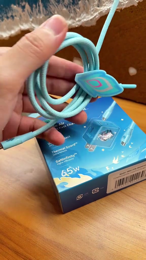 Kabel USB-C braided dan pengikatnya dipaparkan bersama kotak Nexode Air