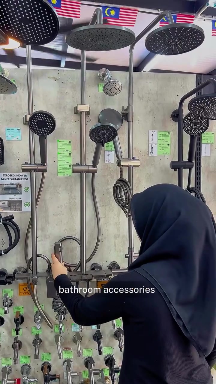 Deretan kepala pancuran dan paip mandi tersusun pada panel pameran bilik air