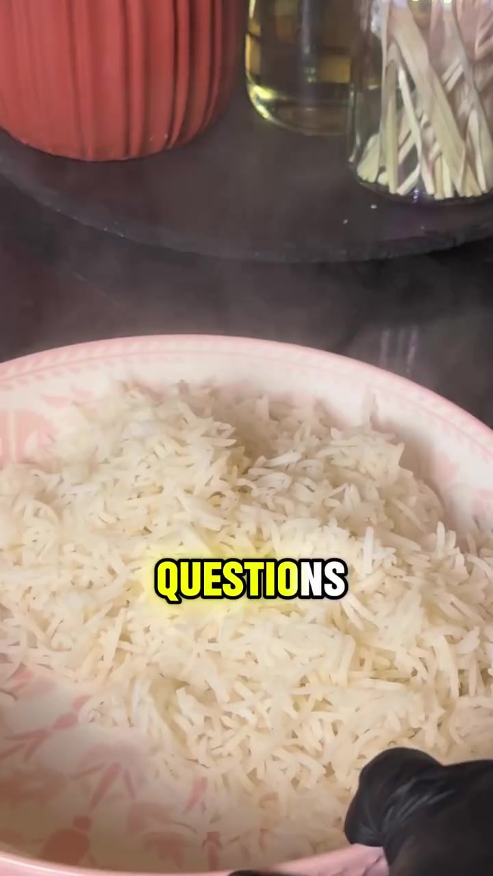 Nasi putih yang sudah dimasak dalam bekas hidangan.