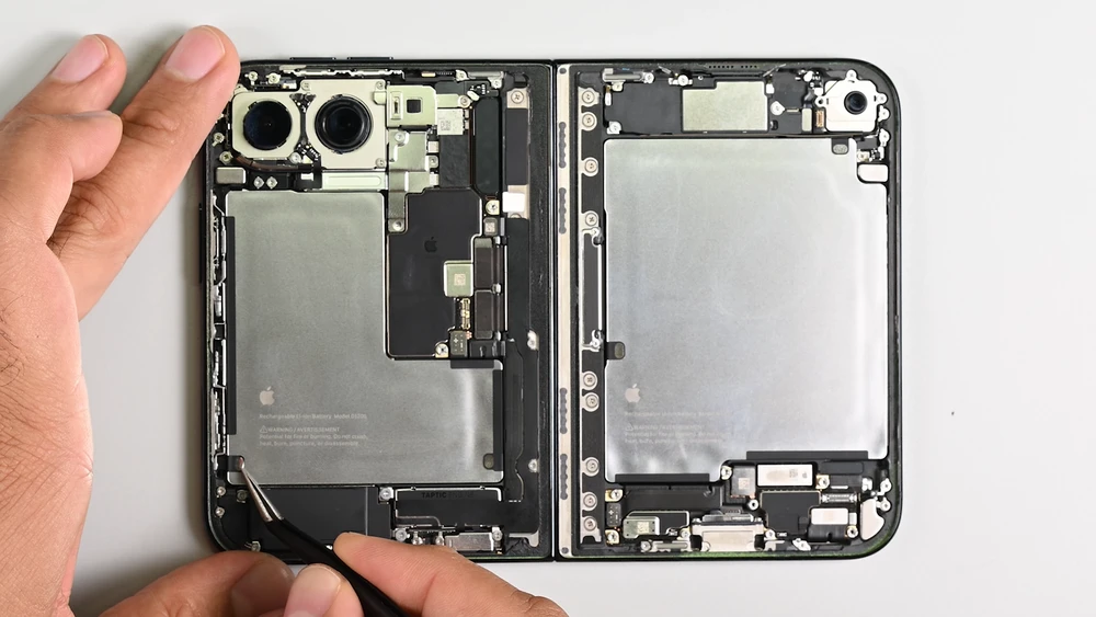 iPhone Duo sửa chữa dễ hơn, nhưng màn hình gập vẫn mong manh