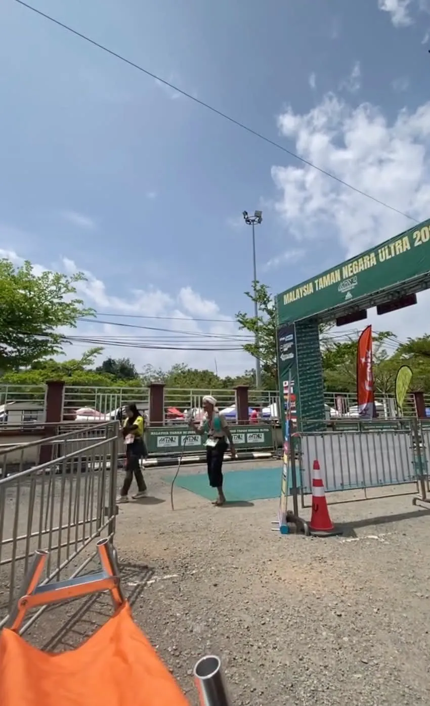Pakcik Ariffin Tamatkan Denai 30KM Berkaki Ayam, Tempat Ke-72