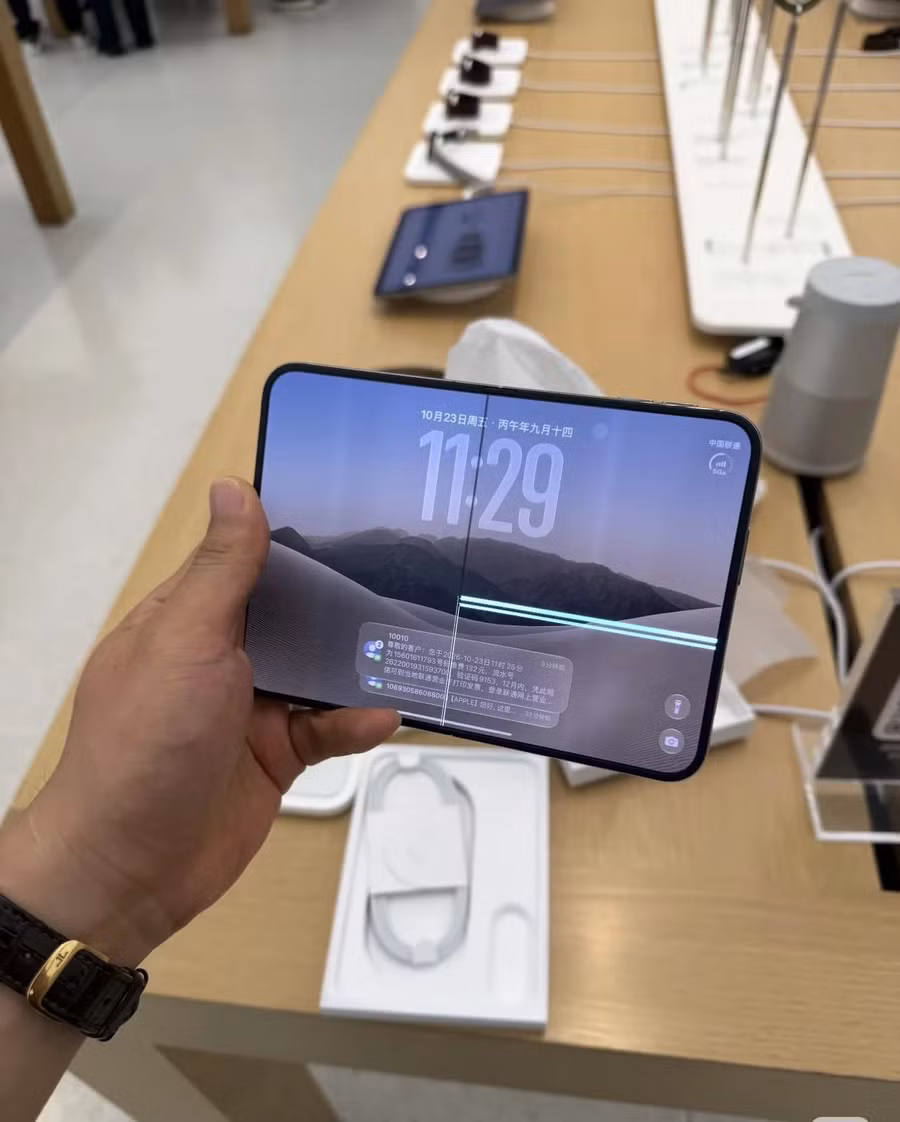 iPhone Duo vừa ra mắt đã bị phản ánh lỗi màn hình và bản lề