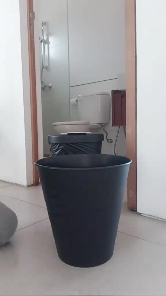 Tong sampah biru kosong yang boleh diukur pada bahagian bibir