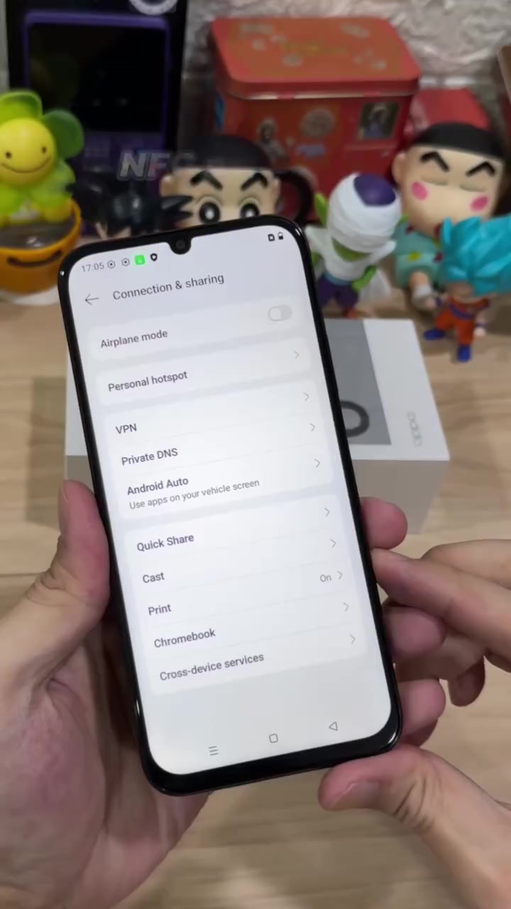 Skrin telefon OPPO A6c memaparkan menu Connection and sharing