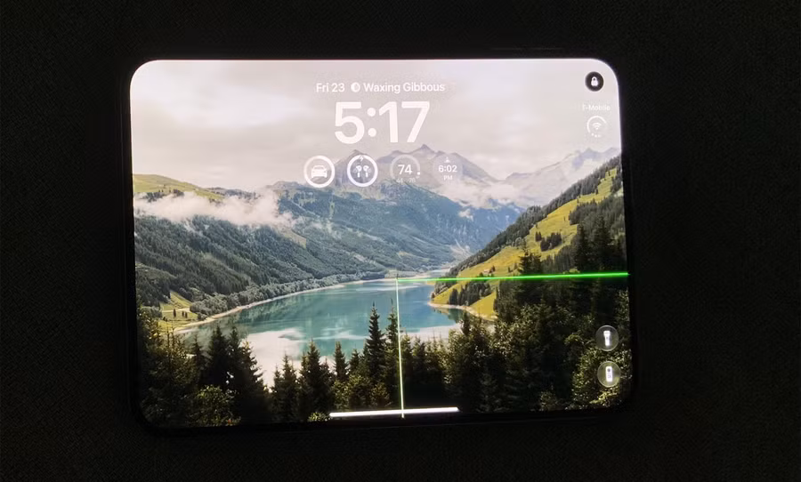 iPhone Duo vừa ra mắt đã bị phản ánh lỗi màn hình và bản lề