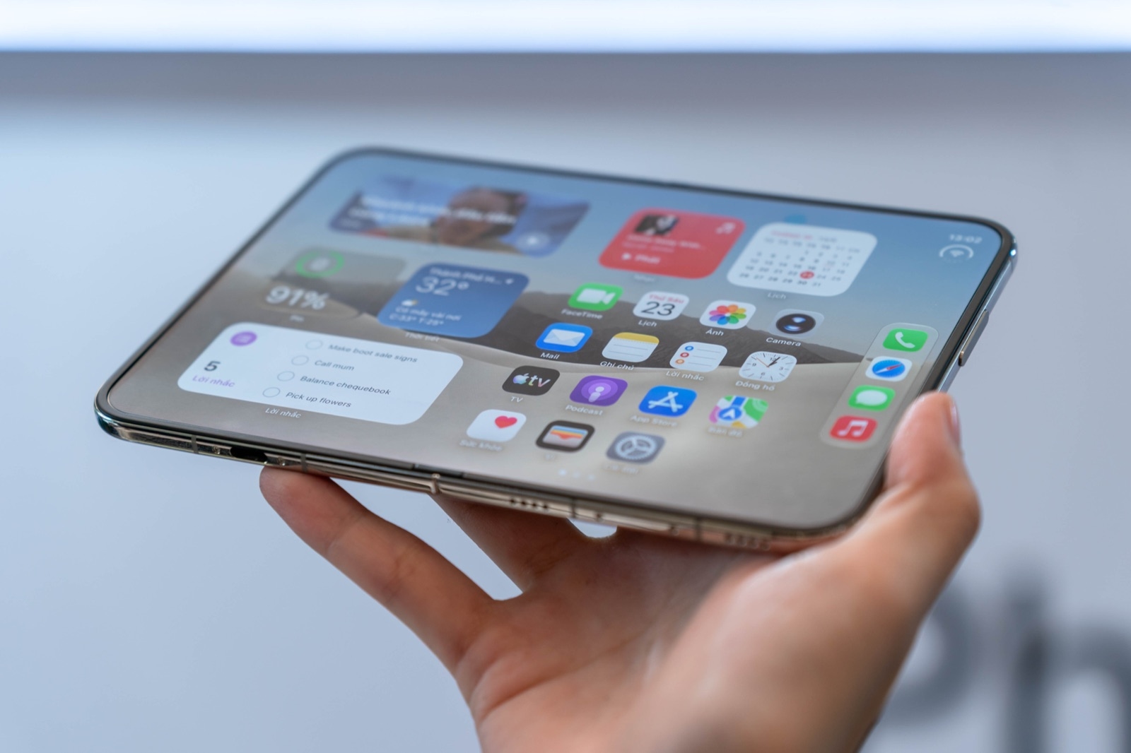 Dùng iPhone Duo một tuần: Màn hình gập thay đổi cách dùng ra sao?