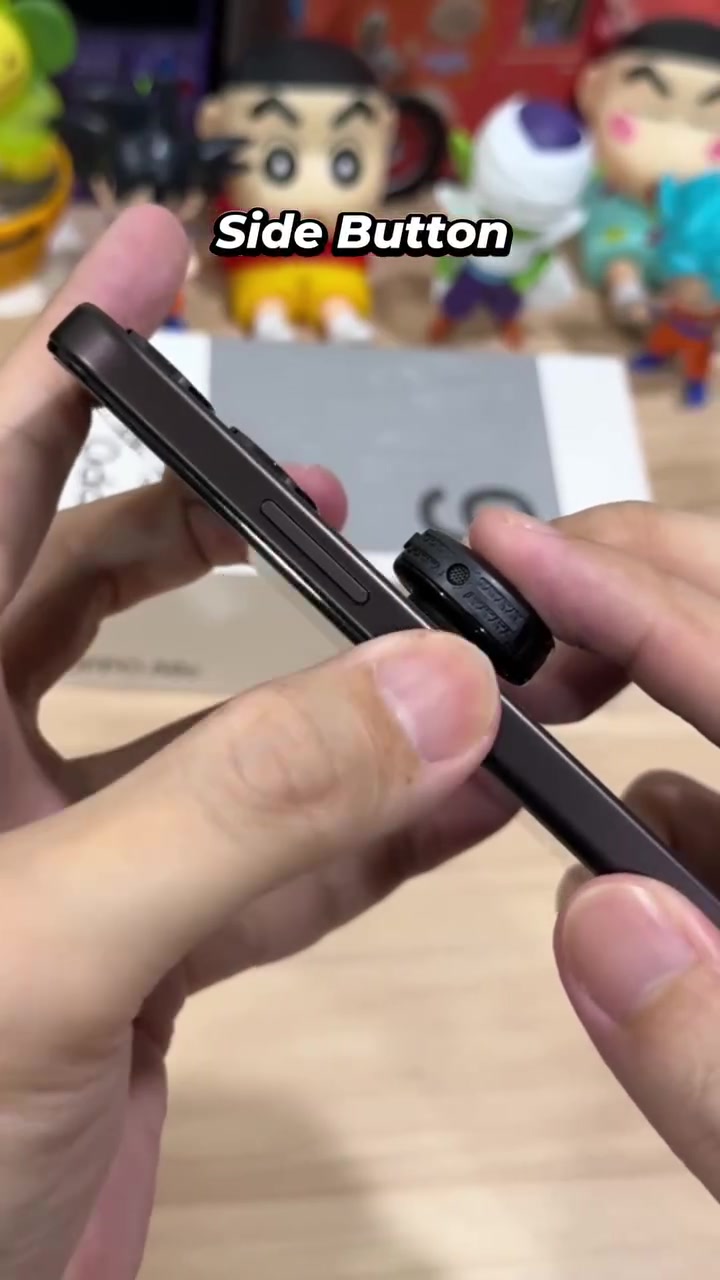 Butang sisi pada telefon OPPO A6c dilihat dari dekat