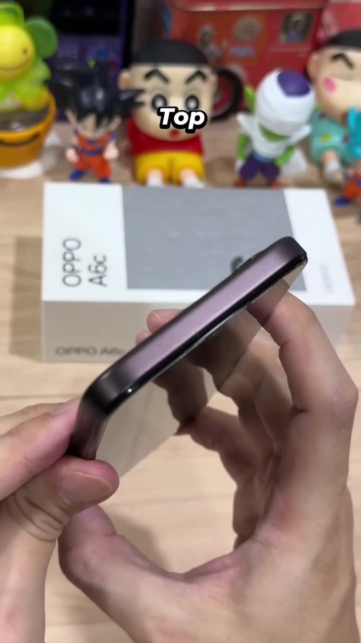 Telefon OPPO A6c dipegang dari sisi untuk tunjuk profilnya
