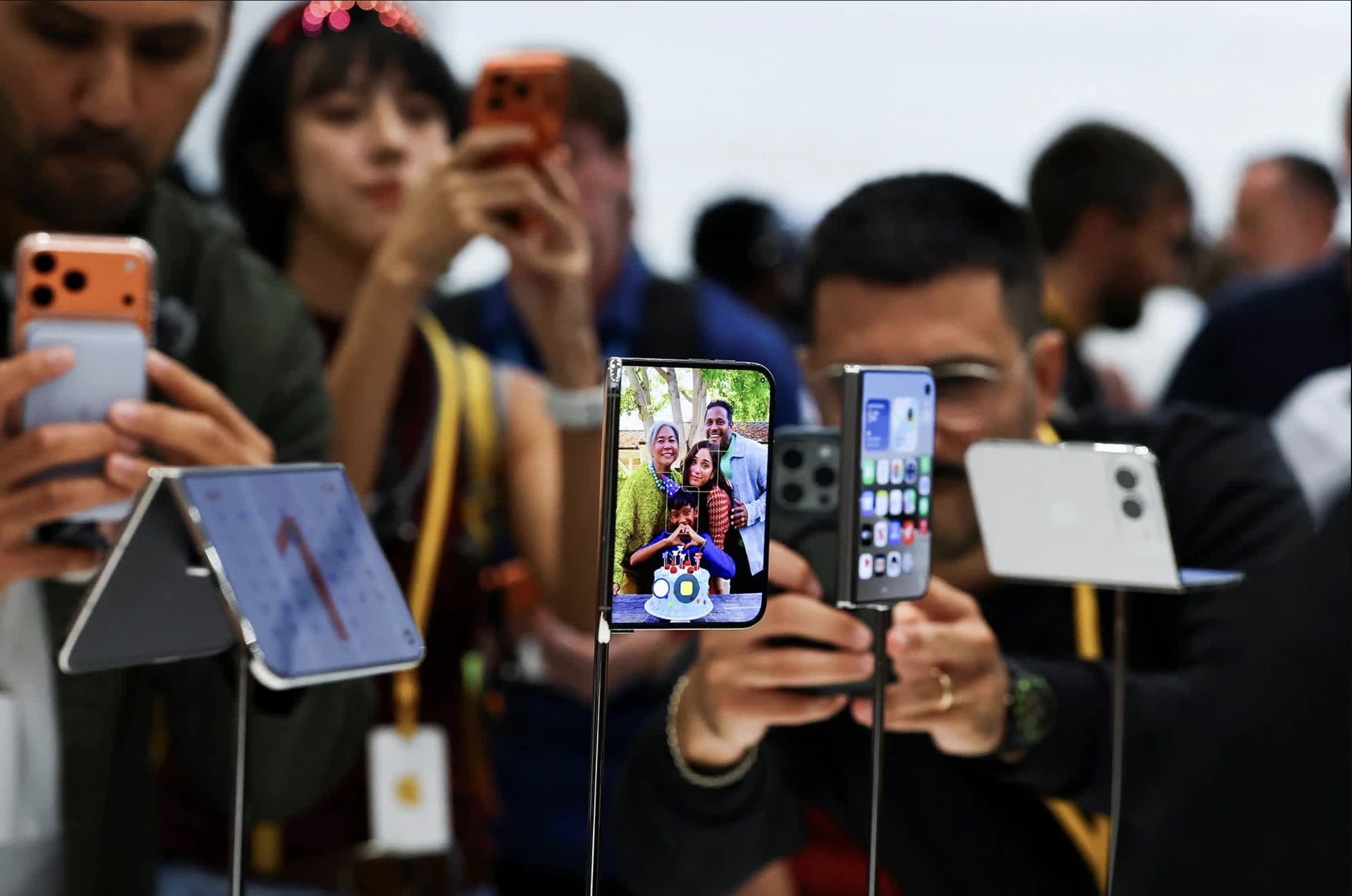 iPhone Duo đội giá sang tay: Chờ hàng hay xuống tiền?