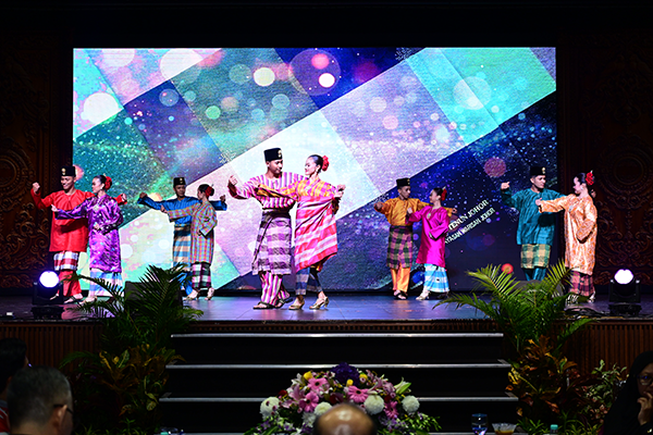 Aina Abdul Kembali Bergandingan dengan Orkestra