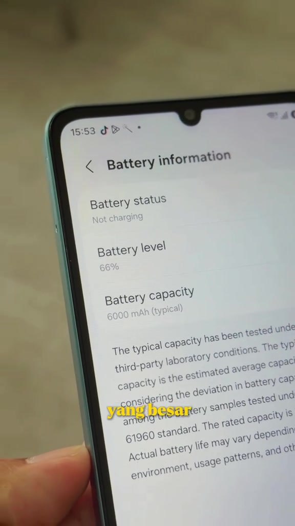 Paparan maklumat bateri pada telefon menunjukkan kapasiti tipikal 6000 mAh