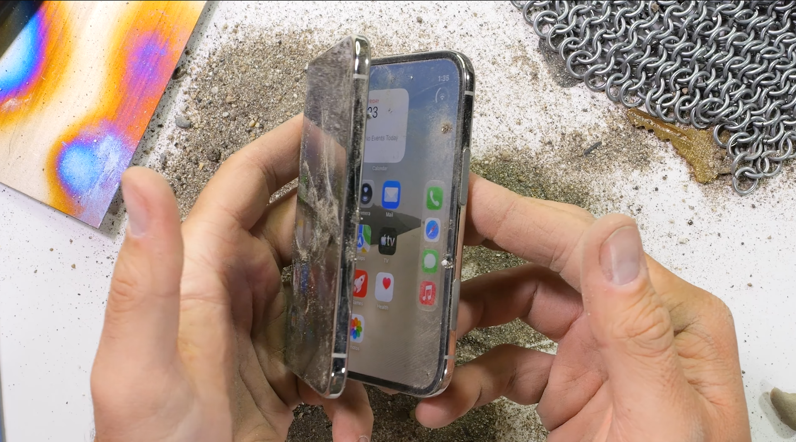 Apple xác nhận iPhone Duo nứt màn hình trong, đề nghị đổi máy