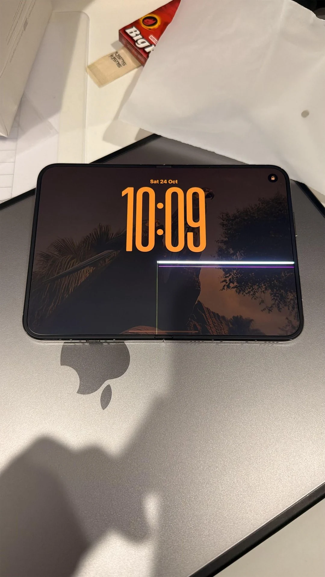 iPhone Duo nứt màn hình sau 75.001 lần gập: Độ bền đáng lo?