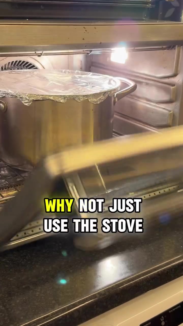 Bekas berisi beras bertutup foil diletakkan di dalam air fryer jenis oven.