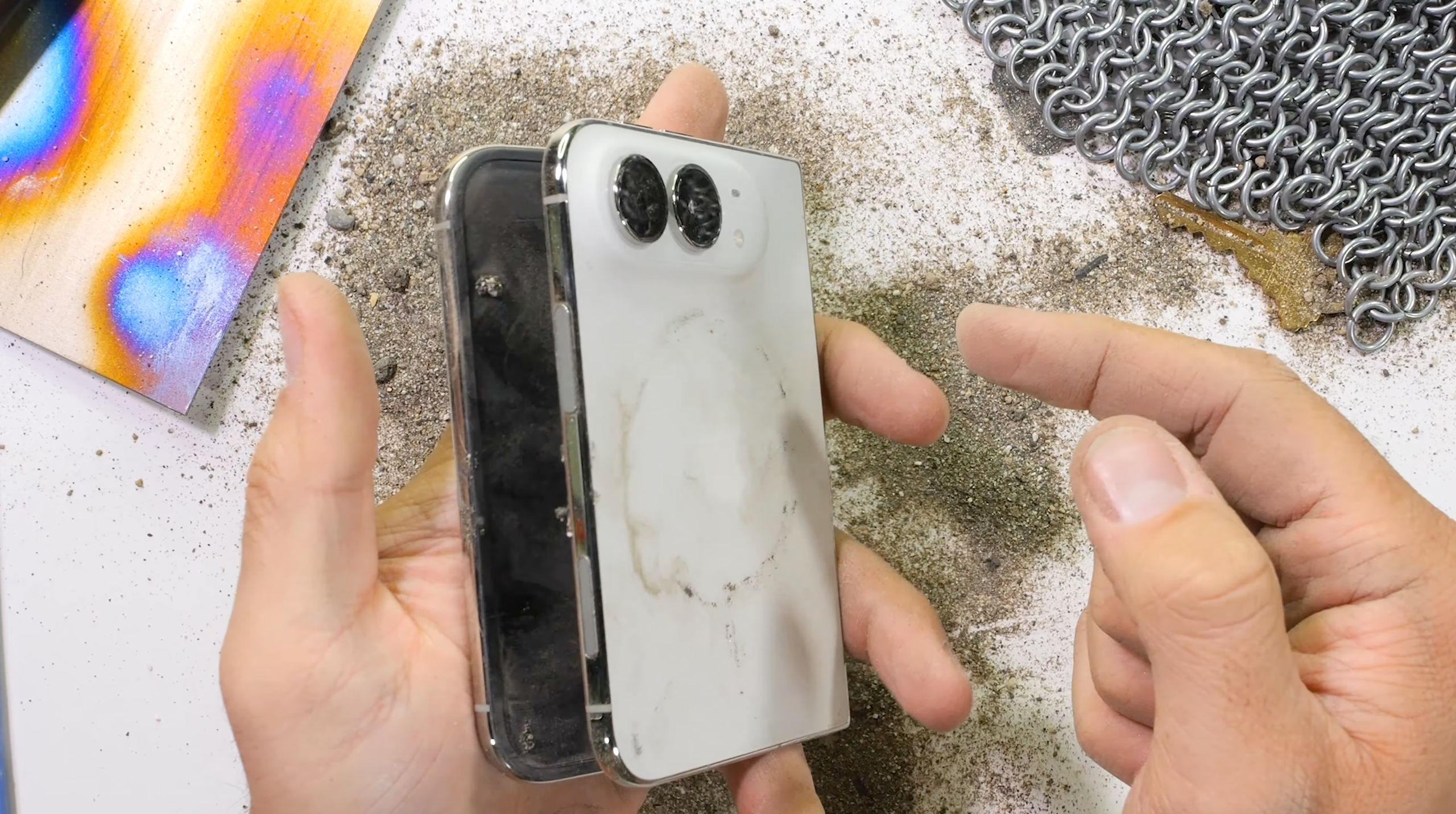 Apple xác nhận iPhone Duo nứt màn hình trong, đề nghị đổi máy