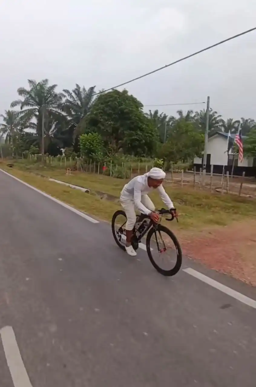 Pakcik Ariffin Tamatkan Ultra Trail 30km Berkaki Ayam