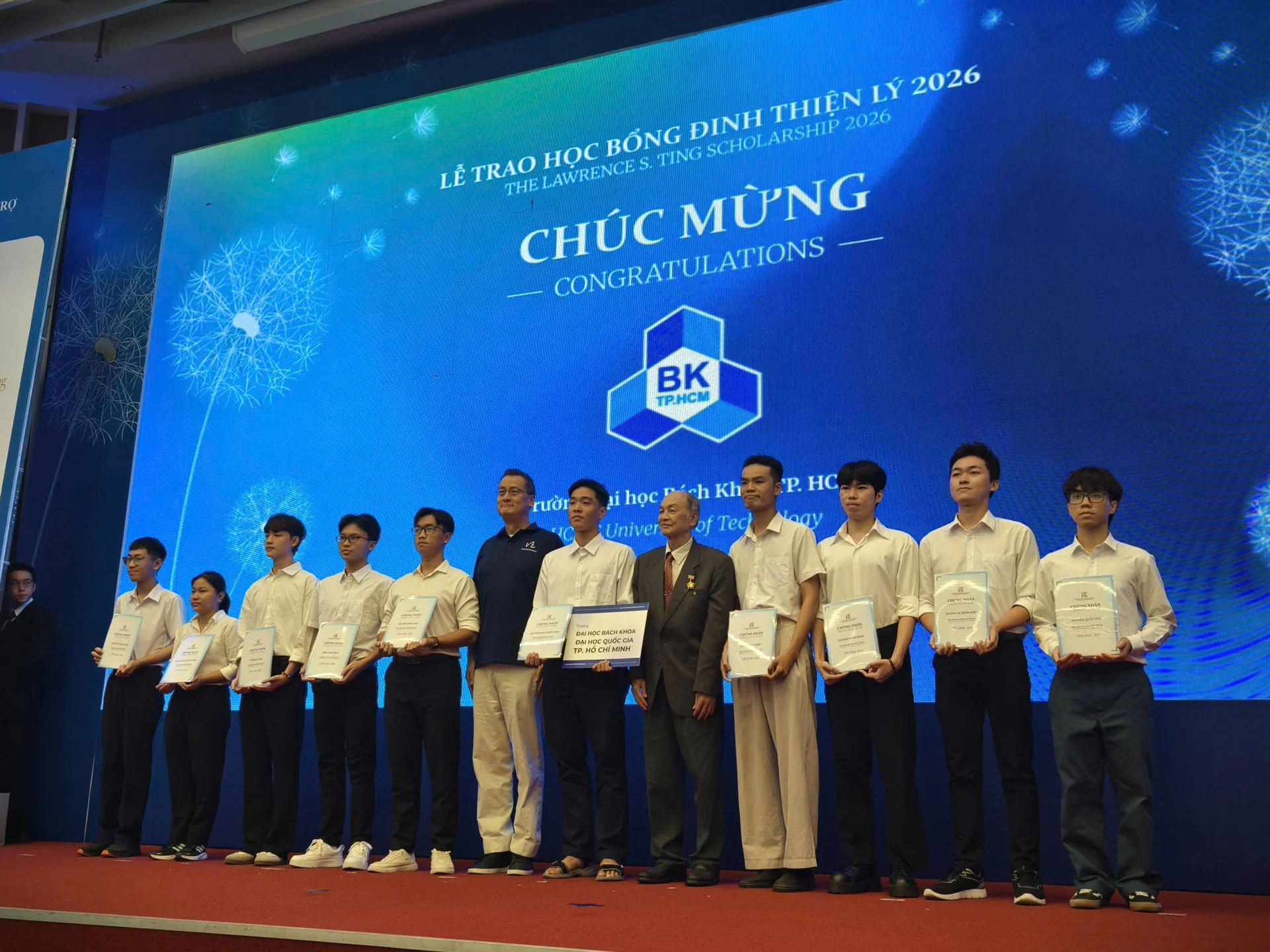 Hai quỹ học bổng lớn tiếp sức cho học sinh vượt khó