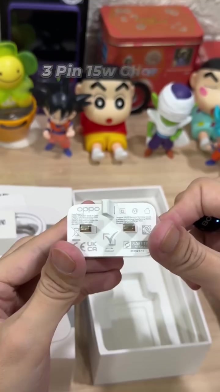 Alat SIM ejector dan maklumat dalam kotak OPPO A6c