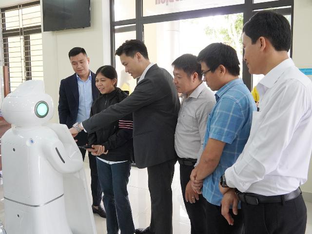 Robot AI ở bộ phận một cửa: Hỗ trợ người dân làm thủ tục ra sao?