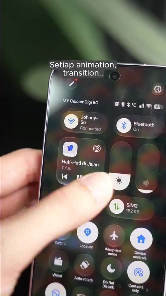 Panel quick settings dipaparkan pada skrin telefon OPPO