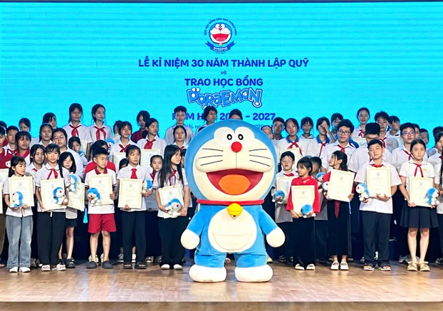 Hai quỹ học bổng lớn tiếp sức cho học sinh vượt khó