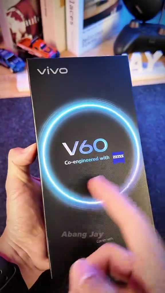 Kotak vivo V60 standard dengan tulisan co-engineered with ZEISS