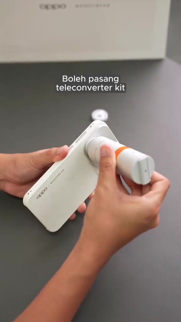 Teleconverter dipasang pada bahagian kamera telefon OPPO