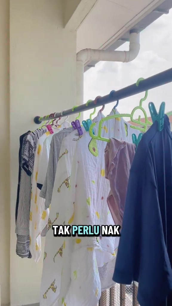 Palang penyidai dengan beberapa baju tergantung di balkoni apartmen yang ruangnya terhad.