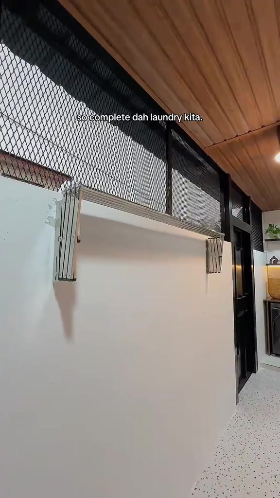 Ampaian dinding lipat dirapatkan pada dinding selepas tidak digunakan