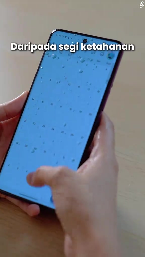 Titisan air pada skrin vivo V60 dalam paparan tentang ketahanan