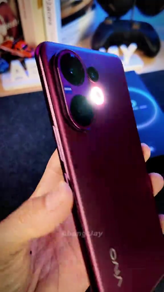 Bahagian belakang vivo V60 berwarna ungu dengan modul kamera ZEISS