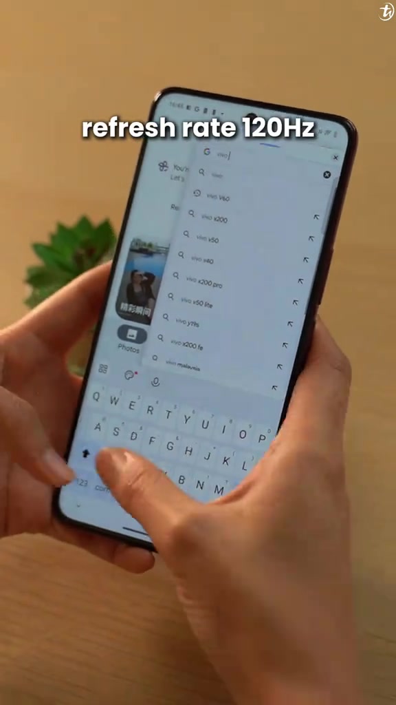 Vivo V60 digunakan untuk carian dengan papan kekunci pada skrin
